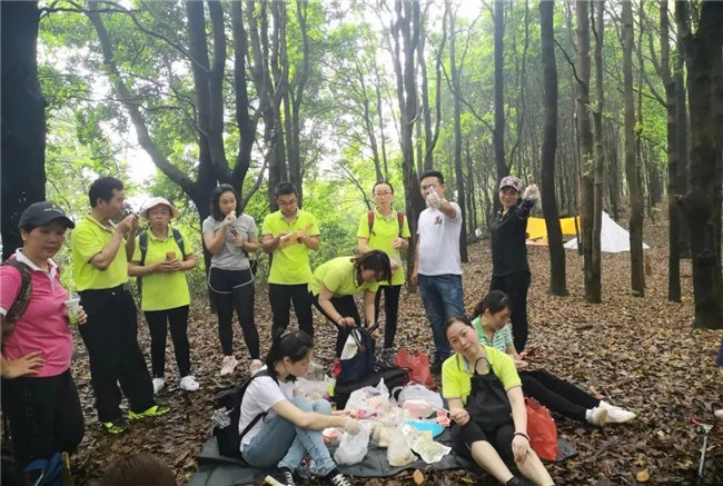 博皓人勞作過后，分享、享受美食
