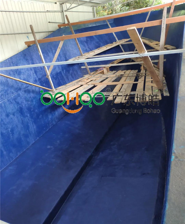 將玻璃鋼模具清洗干凈，打上脫模蠟 施涂船體膠衣